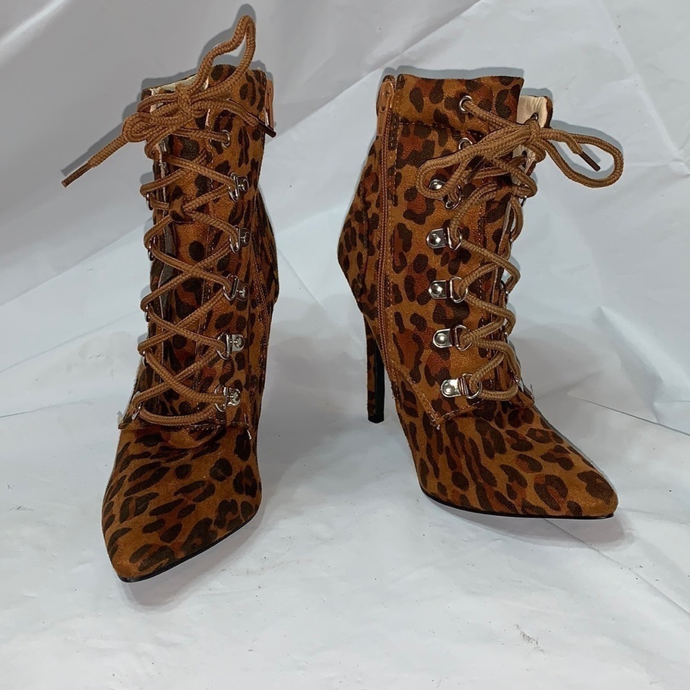 CHASE + Chloe Cheetah Print Faux Suede Lace Up Heel W/ side Zipper Size 5.5